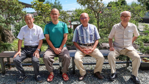 大聖山金剛寺に縁台2脚を寄贈