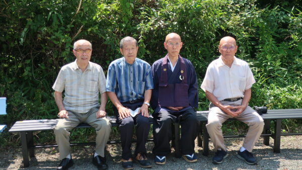 曹洞宗　大珠山　香雲寺に縁台2脚を寄贈